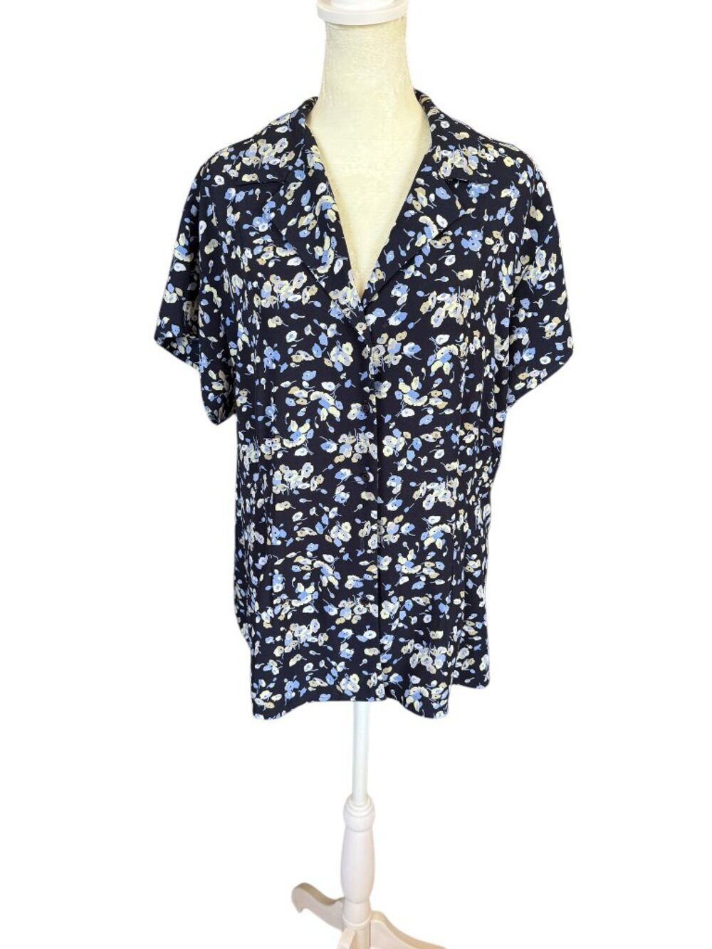 Covington dark blue floral short sleeve button down collared blouse size 20-22W